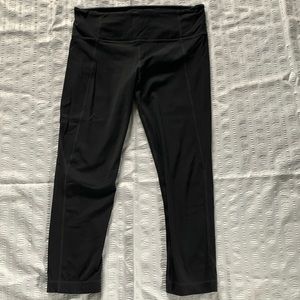 Athleta women’s Capri yoga pants sz. MT in black